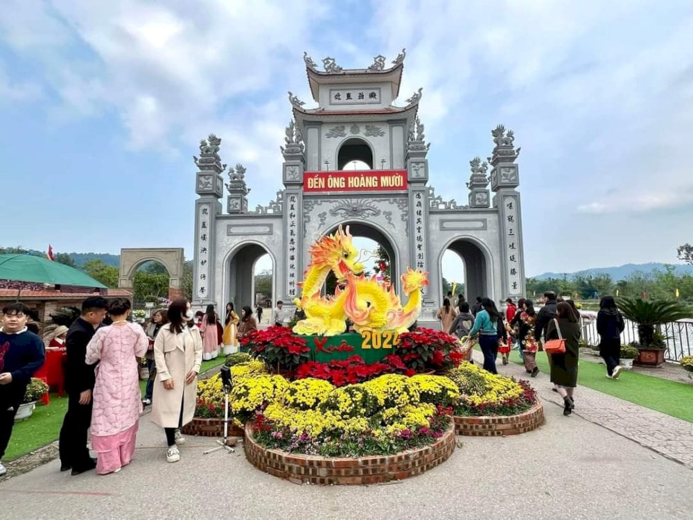 Mùa lễ hội tại đền Ông Hoàng Mười Nghệ An